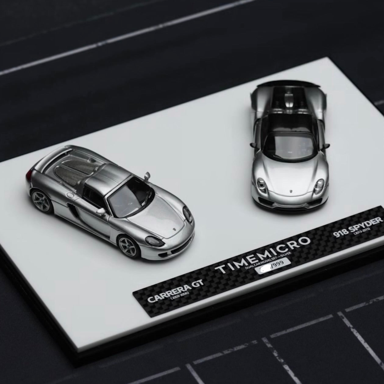 Dual Set Porsche 918 Spyder &
Porsche Carrera GT - Silver Set