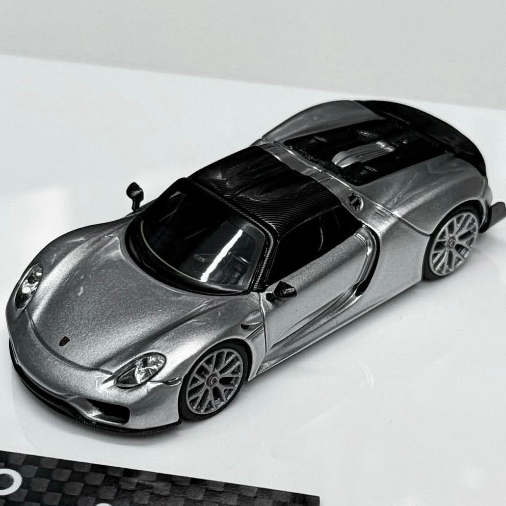 Dual Set Porsche 918 Spyder &
Porsche Carrera GT - Silver Set