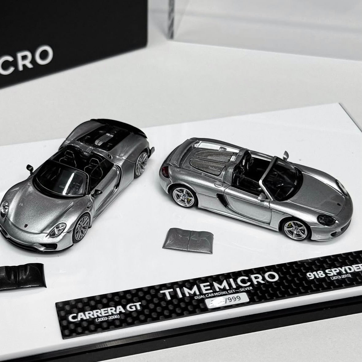Dual Set Porsche 918 Spyder &
Porsche Carrera GT - Silver Set